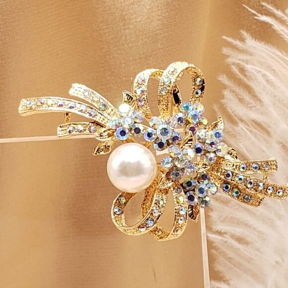 Brand New Rhinestone Gold With Pearl Flower Brooch Pin - Picture 3 of 4
